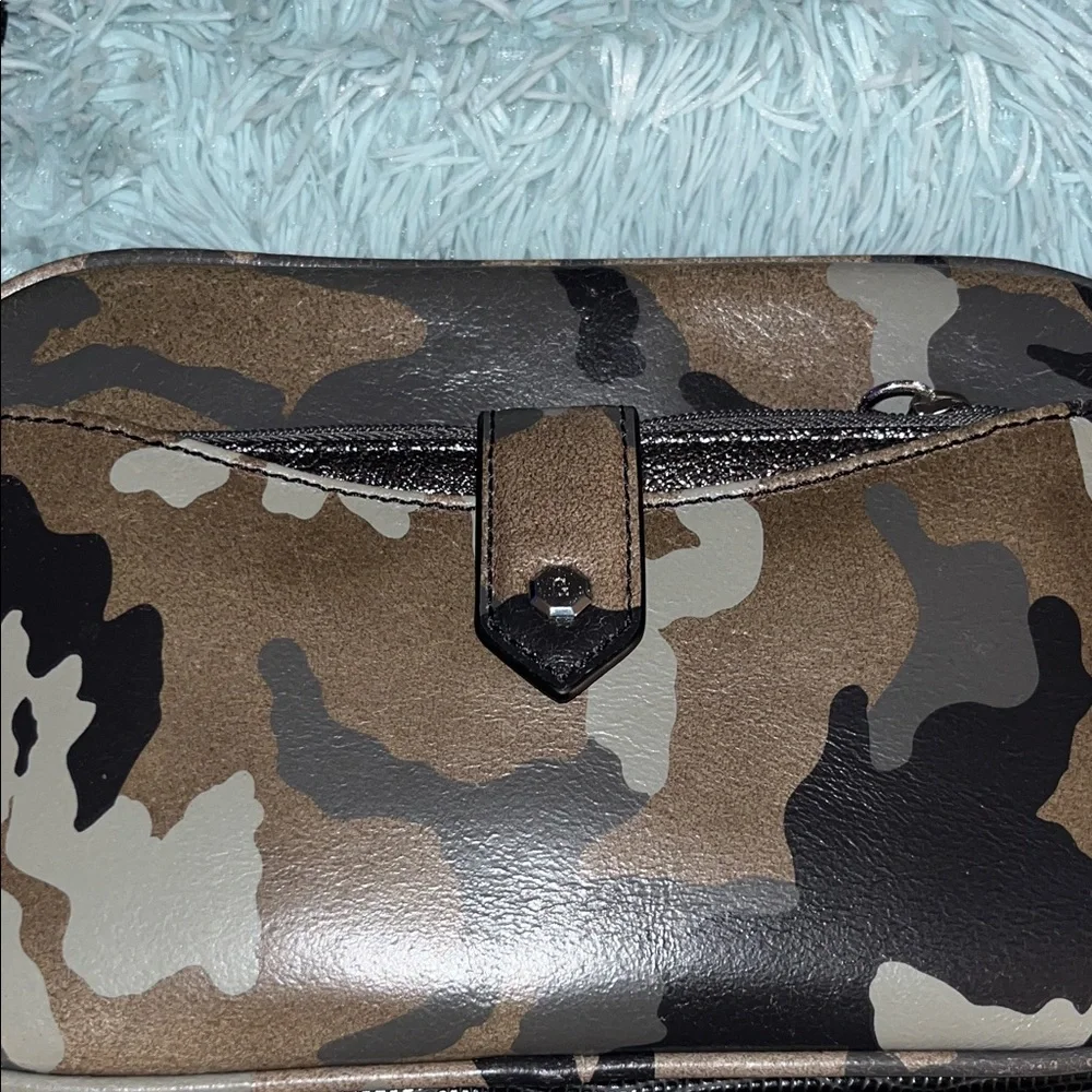 GILI CAMO LEATHER CROSSBODY BAG/ SILVER ID WRISTLET EUC - Picture 2 of 11